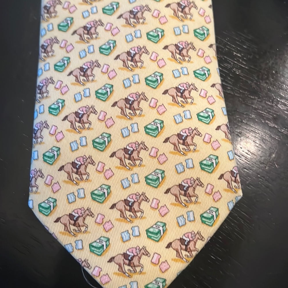 Vineyard vines mens tie; 3 and 1/4 wide
